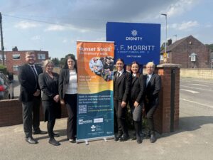 TF Morrit Sponsor photo with sunset stroll sign