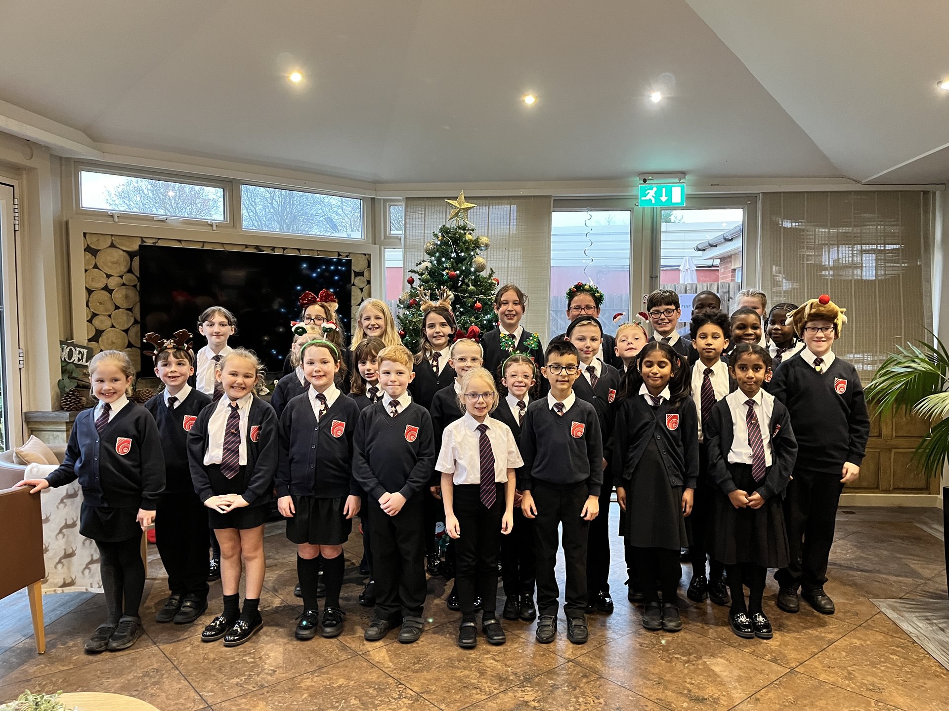 Halfpenny Lane school choir in front of the Christmas tree